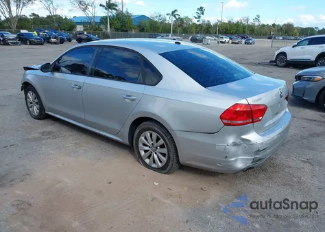 2012 Volkswagen Passat 2.5L S z USA, uszkodzony, nr VIN 1VWAH7A30CC019243